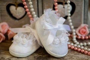 Babyschuhe, Taufschuhe Baby, Festliche Schuhe Baby Säugling Kleinkind, Krabbelschuhe, Lauflernschuhe, Stoffschuhe weiß, Taufkleidung -B105-