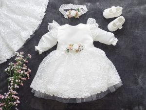 Taufkleid für Mädchen Luise in Weiß mit Spitze, langen Ärmeln und Tüllrock