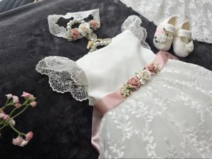 Taufkleid für Mädchen Lina in Weiß mit Spitze, besticktem Tüll und abnehmbarer Schärpe