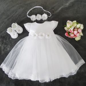 Taufkleid für Mädchen Ella in Weiß mit Tüllrock, Flügelärmeln und Blütenapplikationen