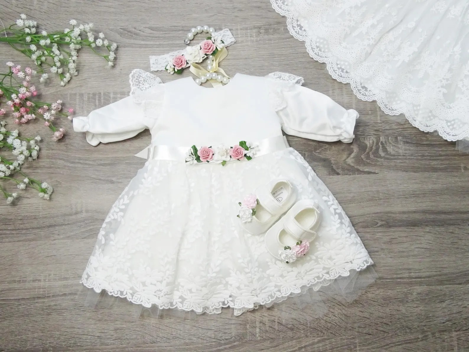 Taufkleid Lia in Ivory mit Tüllrock, Blumenapplikationen und Haarband ohne Mantel