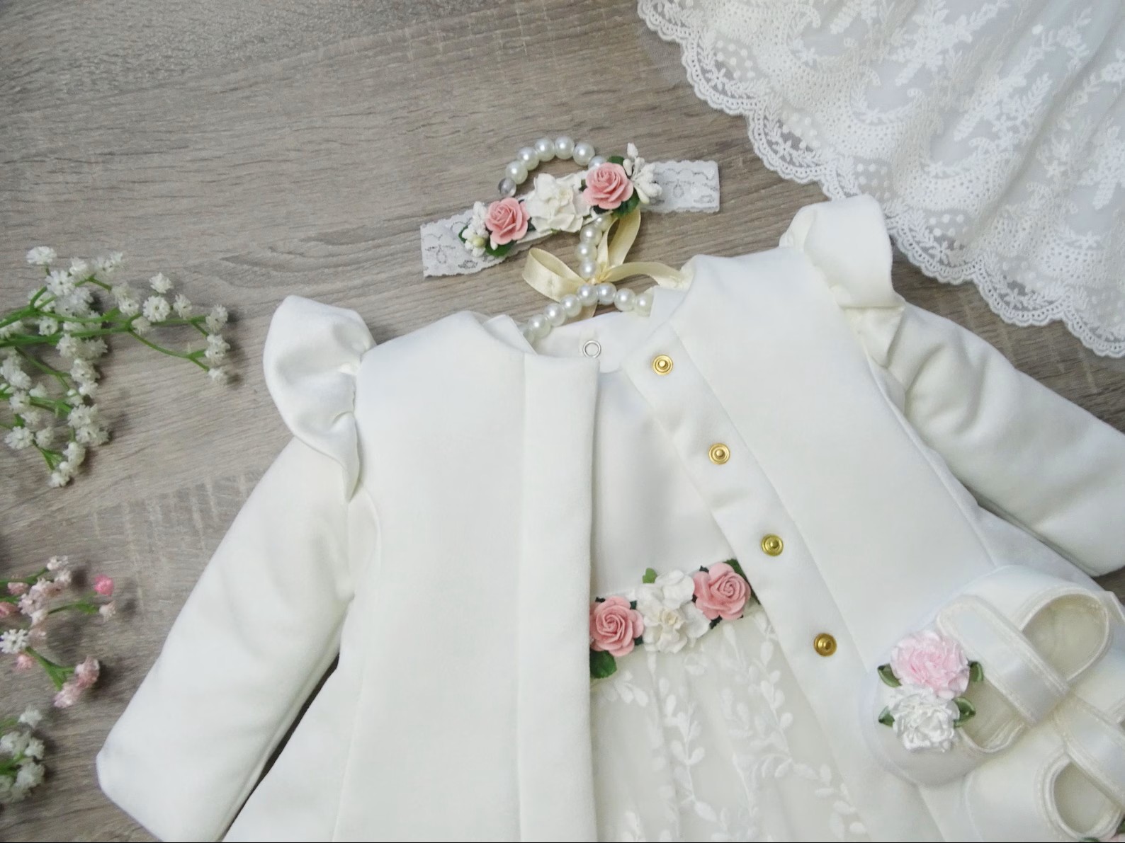 Taufkleid Set Lia in Ivory mit Mantel, Haarband und optionalen Schuhen – Detailansicht