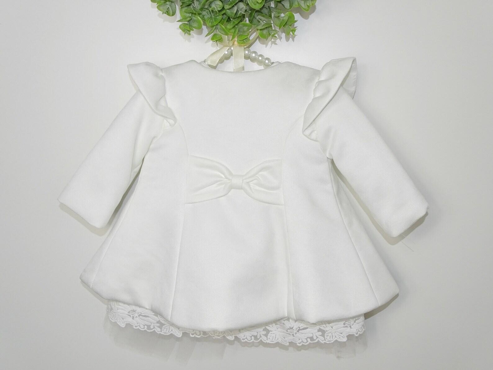 Taufkleid Set Lia in Ivory mit Mantel von hinten und dekorativer Schleife