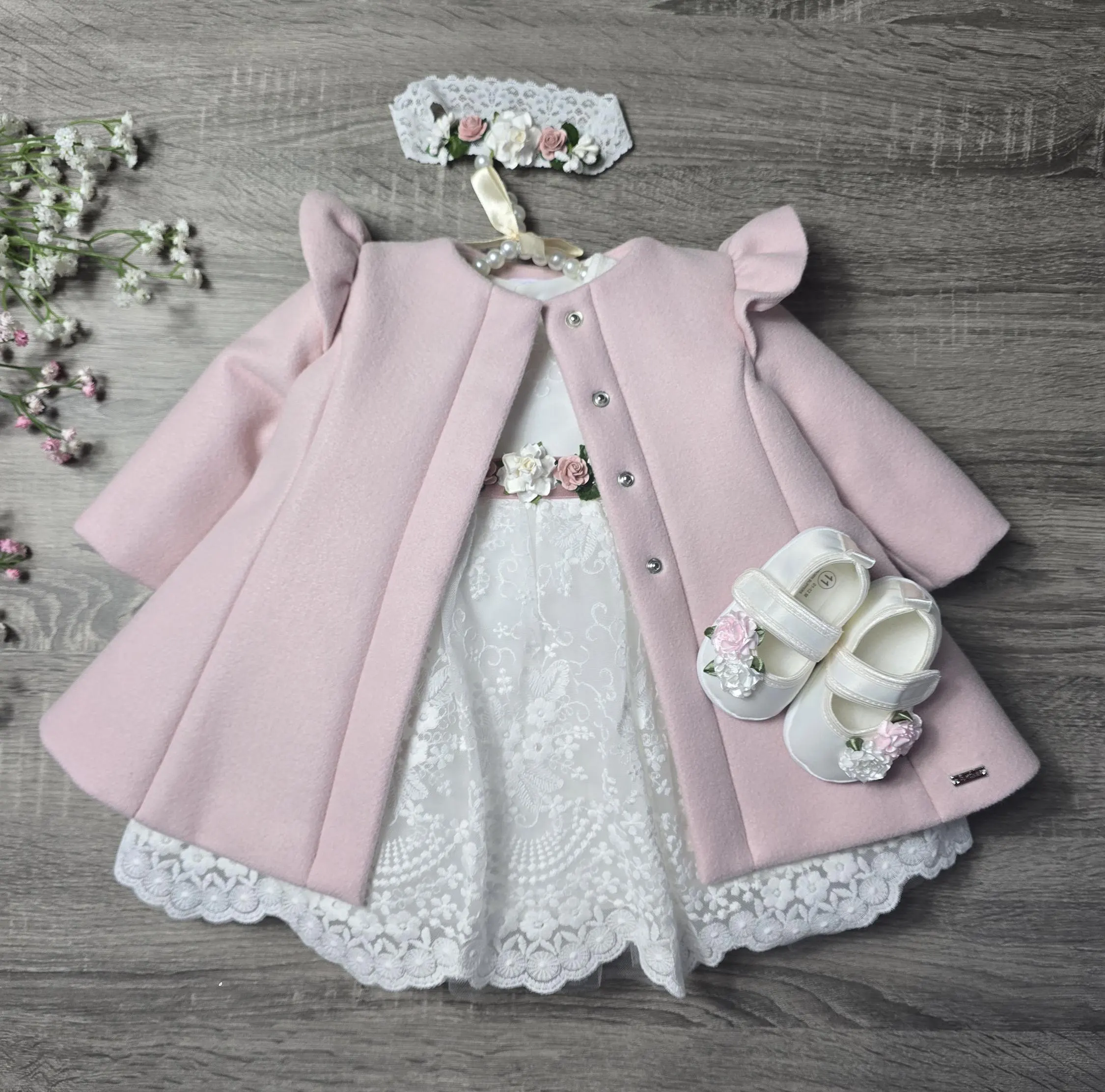 Taufkleid Set für Mädchen Mila mit rosa Mantel und weißem Spitzenkleid – Gesamtansicht