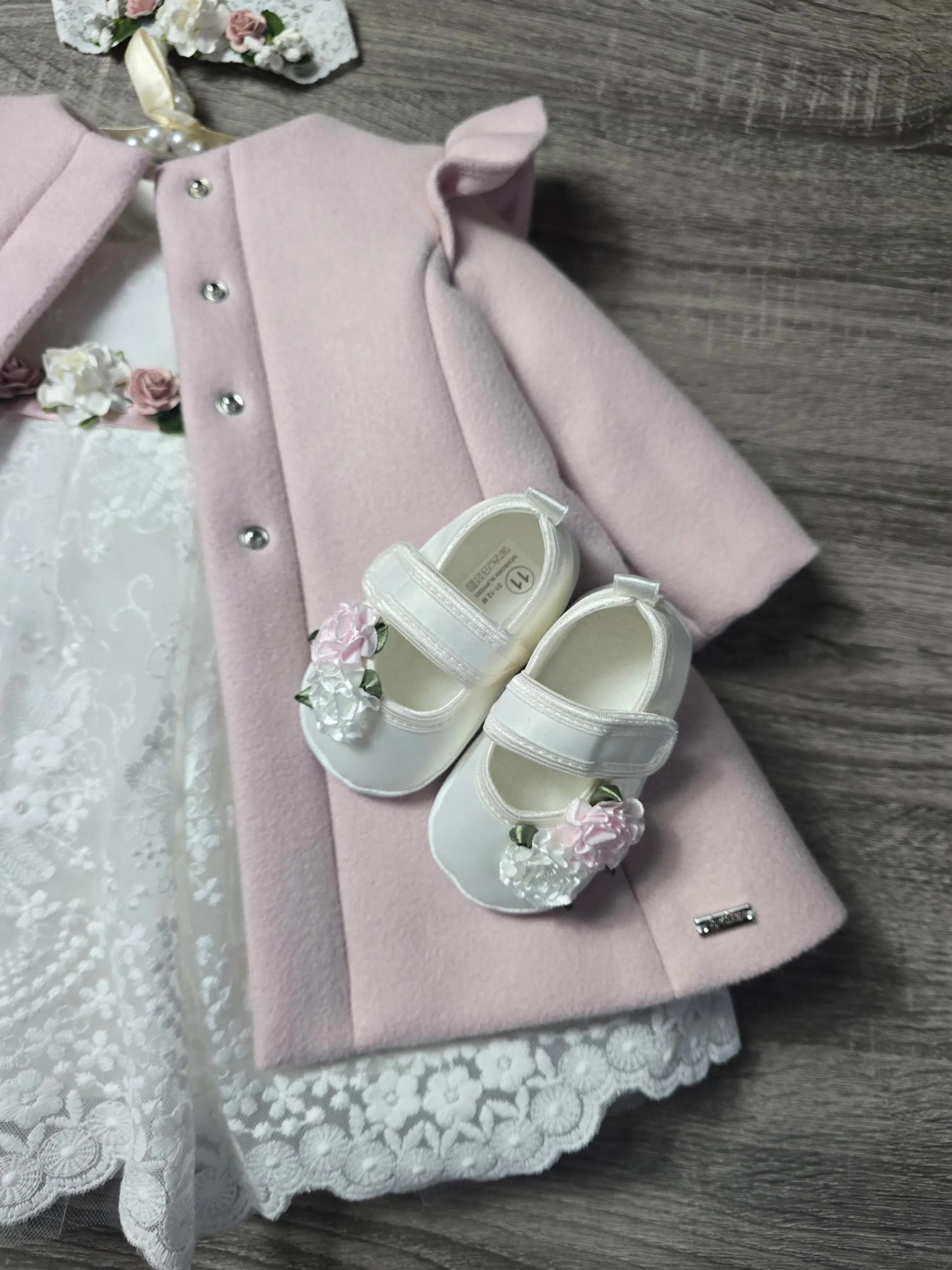 Taufkleid Set für Mädchen Mila mit rosa Mantel und weißem Spitzenkleid – Detailansicht