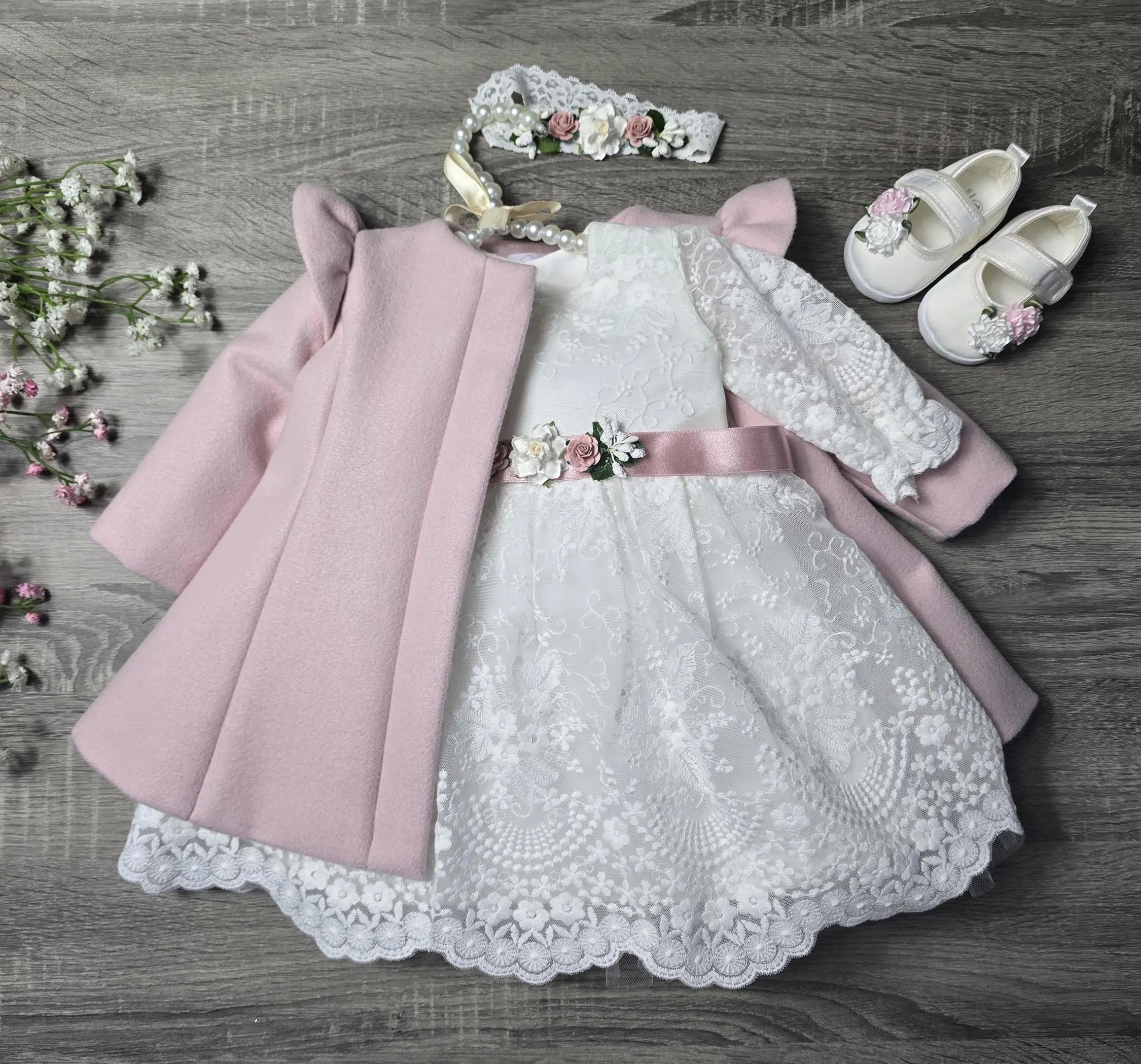 Taufkleid Set für Mädchen Mila mit weißem Spitzenkleid und rosa Mantel