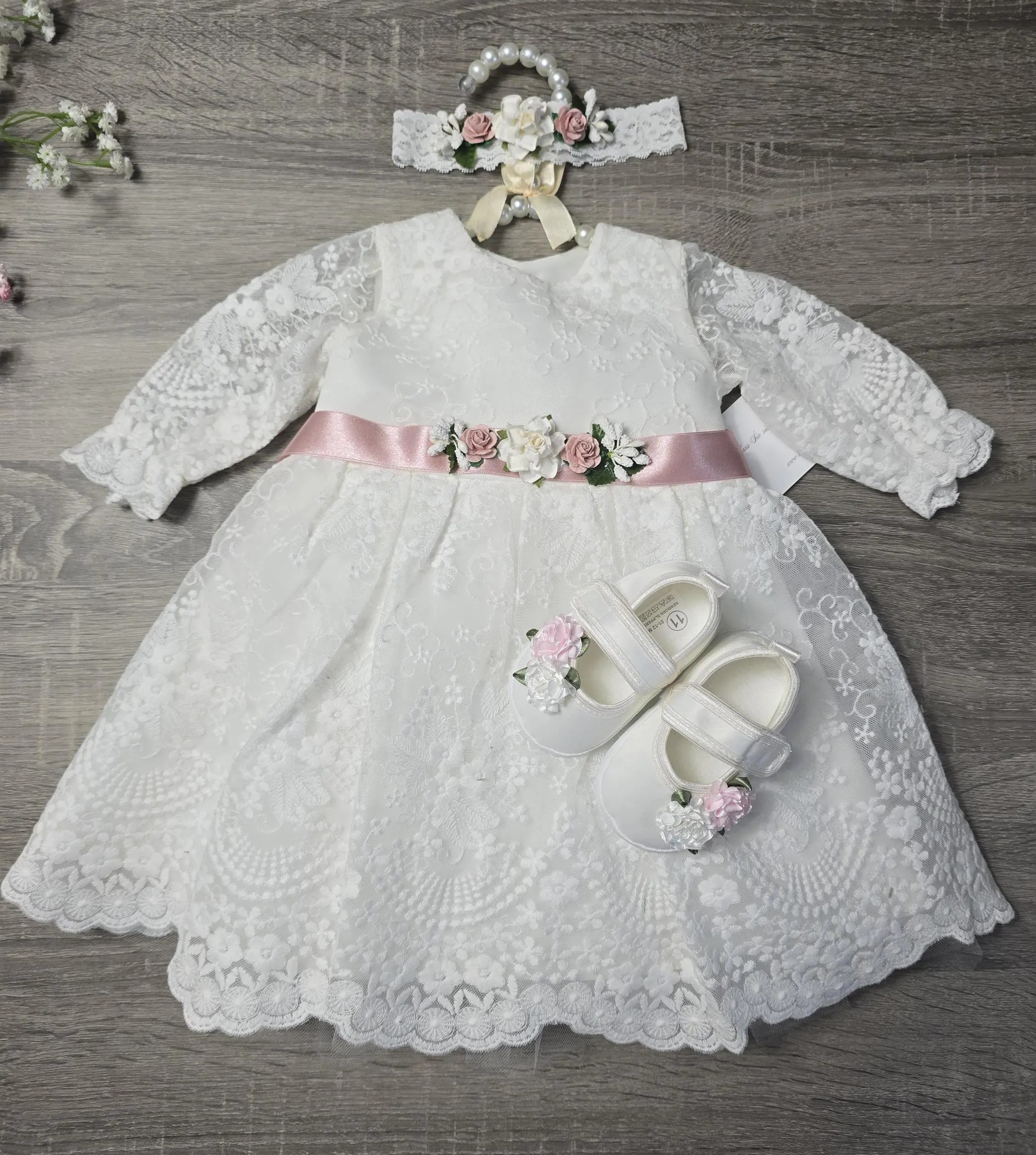 Taufkleid für Mädchen Mila in Weiß aus Spitze mit rosa Schärpe – Detailansicht