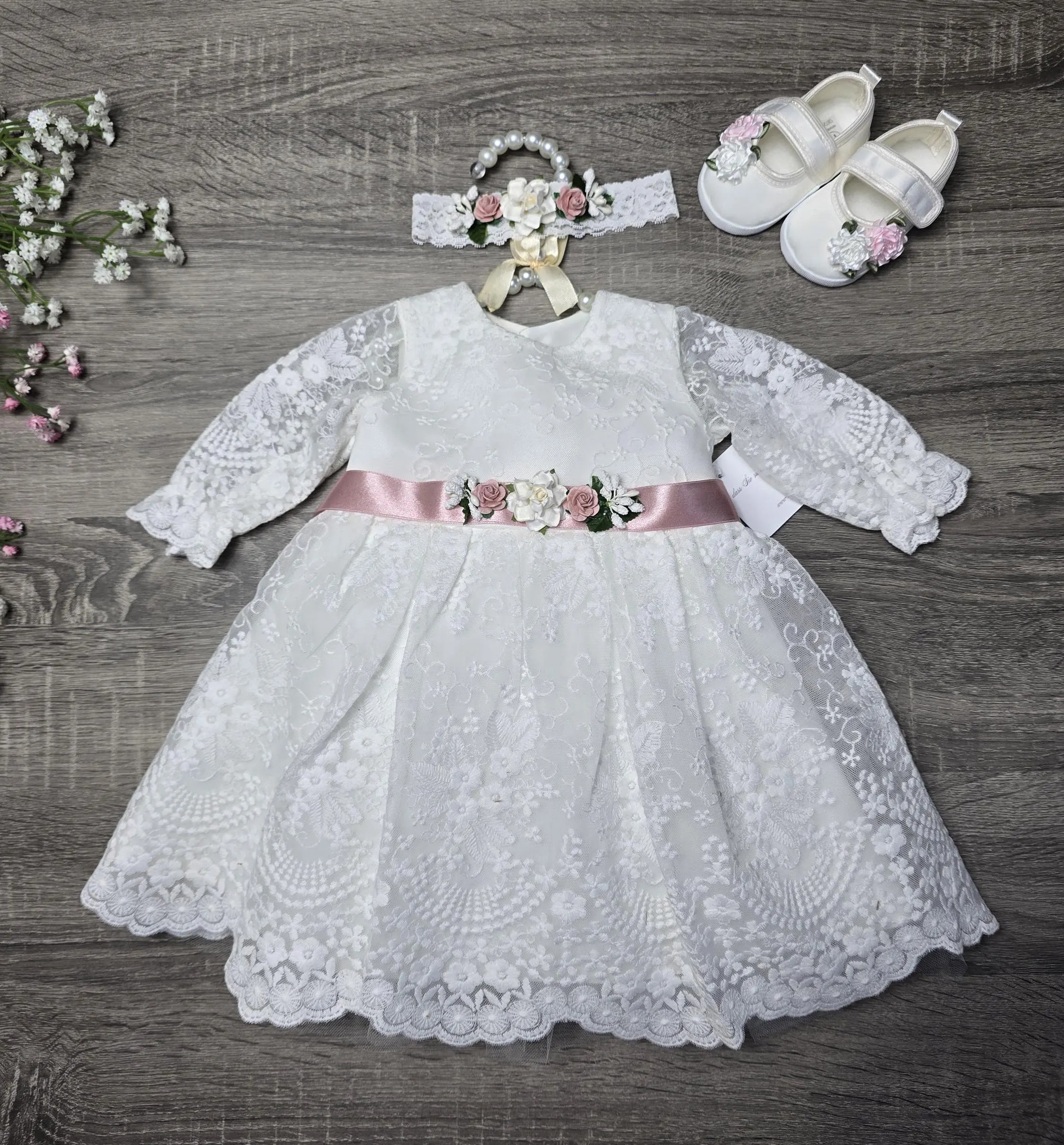 Taufkleid für Mädchen Mila in Weiß aus Spitze mit langen Ärmeln – ohne Mantel